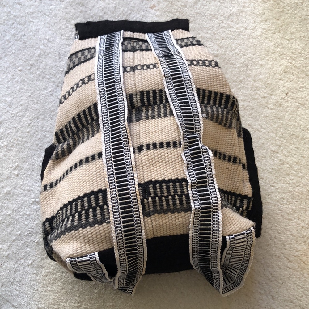 Handcrafted wool Peruvian backpack - Picture 2 of 4